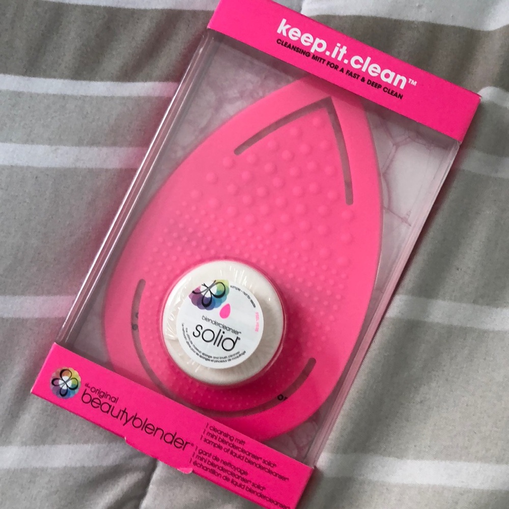 Beauty Blender cleansing mitt and solid soap